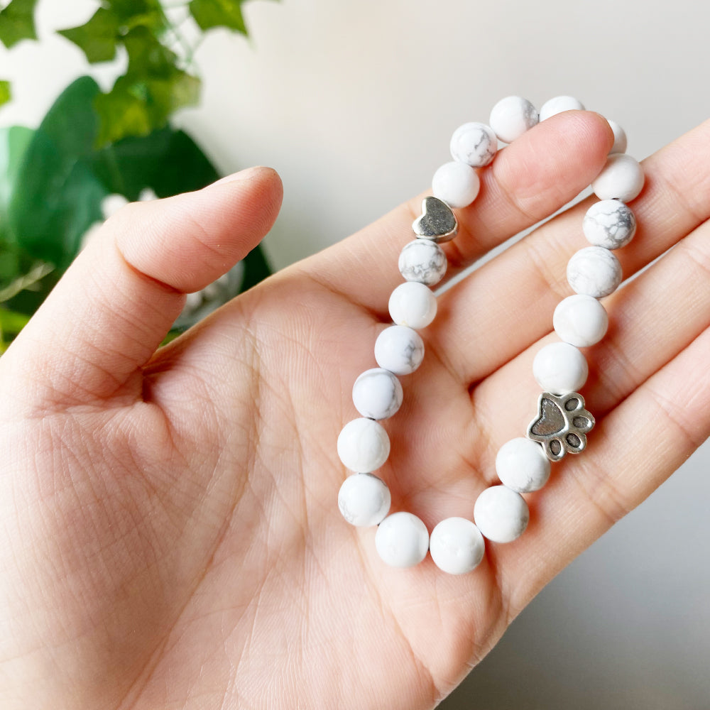 Bransoletka z naturalnych kamieni szlachetnych z zawieszką łapki i serca – ręcznie wykonany projekt