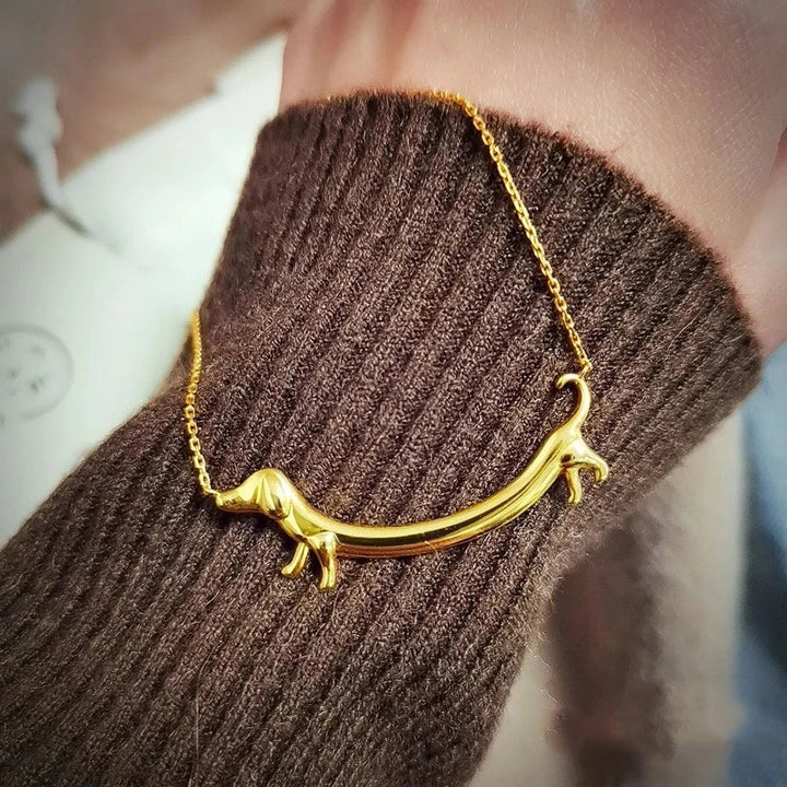 Naszyjnik w złotym odcieniu z jamnikiem