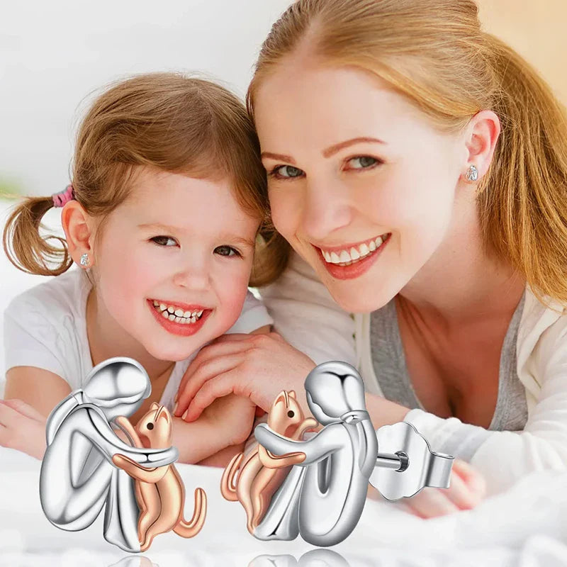 Dwukolorowe kolczyki w kształcie kota obejmującego – srebrno-złote