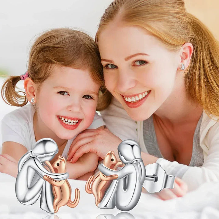 Dwukolorowe kolczyki w kształcie kota obejmującego – srebrno-złote